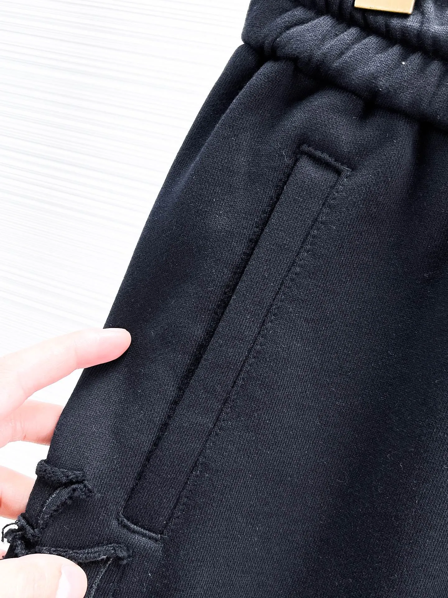 The Queen Mother's three-standard complete 2026 summer New Arrival men's casual shorts, advanced custom-made fabric Breathable fabric, Breathable elasticity and comfort, impeccable details, top-grade accessories, original logo design concept, delicate and soft feel! The upper body fit is awesome! Size: M-XXXL Please state your height and weight when ordering